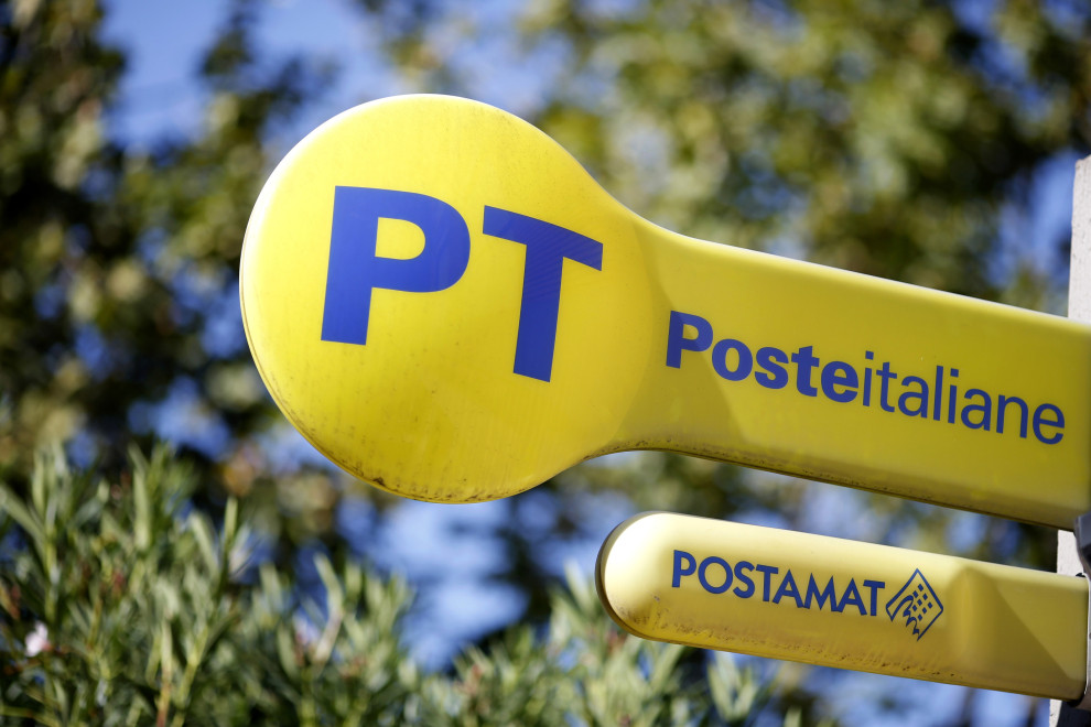 Италия планирует получить до €4,4 млрд от продажи доли в почтовой службе Poste Italiane